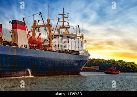 Schlepper Abschleppen Angeln Schiff im Hafen von Danzig, Polen. Stockfoto