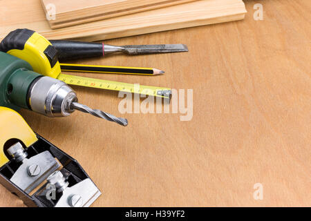 Satz von Zimmermann Arbeitsinstrumente auf Schreibtisch aus Holz Stockfoto
