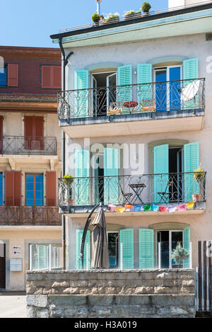 Traditionelles Gebäude mit Balkonen und Türen, Nyon, Kanton Waadt, Schweiz Stockfoto