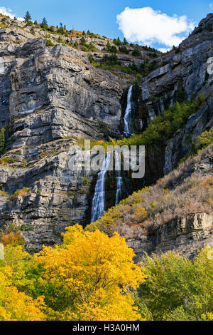 Dies ist eine vertikale Ansicht der Farben des Herbstes am Bridal Veil Falls in Provo Canyon, Utah, USA Stockfoto