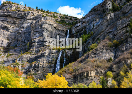Dies ist ein Blick auf die Farben des Herbstes am Bridal Veil Falls in Provo Canyon, Utah, USA Stockfoto