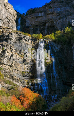 Dies ist ein Blick auf die Farben des Herbstes am Bridal Veil Falls in Provo Canyon, Utah, USA Stockfoto