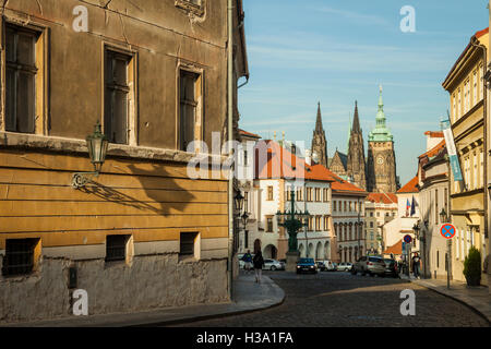 Herbstnachmittag am Hradschin, Prag, Tschechische Republik. St Vitus Cathedral im Hintergrund. Stockfoto