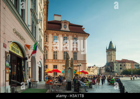 Herbstnachmittag am Altstädter Ring in Prag, Tschechien. Stockfoto