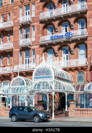 Vom Eingang zur Hilton Brighton Metropole.hotel, ein Hotel im viktorianischen Stil in der Nähe der Strandpromenade in Brighton, East Sussex, England, UK. Stockfoto