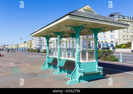 Alten Stil direkt am Meer Unterschlupf auf der Promenade in Brighton, East Sussex, England, UK. Stockfoto