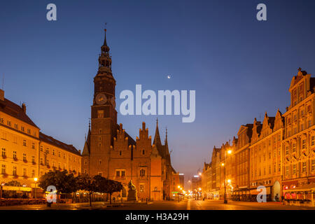 Altstädter Ring in Wroclaw, Polen, vor der Morgendämmerung. Stockfoto