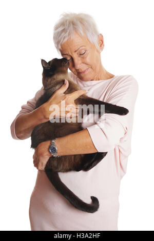 Reife Frau mit Katze im Arm Stockfoto