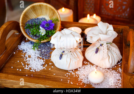 Stilleben, Taschen von Salz für Massage, mit Blumen, Kräuter im Spa. Stockfoto