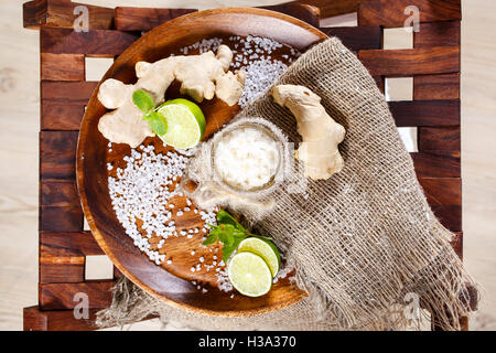 Stilleben, Taschen von Salz für Massage, mit Blumen, Kräuter im Spa. Stockfoto