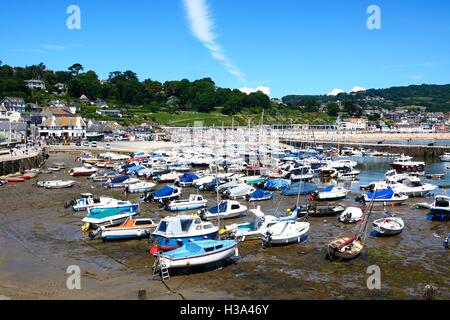 Boote und Yachten vor Anker im Hafen mit Blick auf den Strand und Stadt, Lyme Regis, Dorset, England, Vereinigtes Königreich, West-Europa. Stockfoto