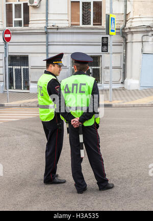 Russische Polizei Patrouille Offiziere der staatlichen Inspektion der Automobile Verkehr zu regulieren Stockfoto