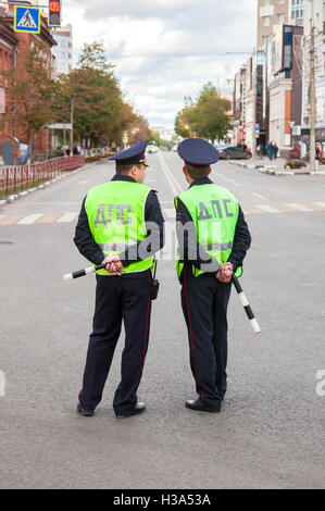 Russische Polizei Patrouille Offiziere der staatlichen Inspektion der Automobile Verkehr zu regulieren Stockfoto