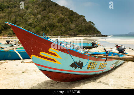 Indonesien, Lombok, Selong Blanak, Strand bunt bemalten Fischerboot Gili Kedis mit Fledermaus symbol Stockfoto