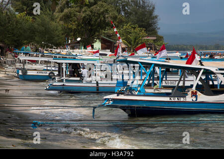 Indonesien, Lombok, Gili Air, vertäut öffentlichen Fähren nach Bangsal am Strand Stockfoto