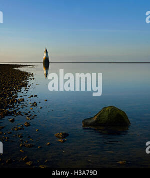 Regenpfeifer Narbe Leuchtturm spiegelt sich bei Ebbe ruhig Flachwasser in der Abenddämmerung, Lancashire, UK Stockfoto