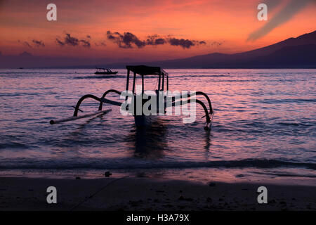 Indonesien, Lombok, Gili Air, Sonnenaufgang über dem Guning Rinjani von West coast Stockfoto