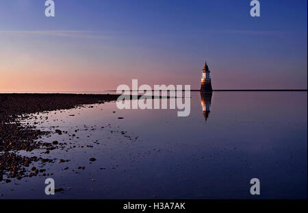 Regenpfeifer Narbe Leuchtturm spiegelt sich bei Ebbe ruhig Flachwasser in der Abenddämmerung, Lancashire, UK Stockfoto