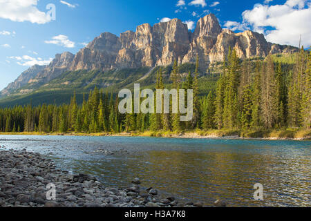 Schlossberg und Bow River des Banff National Park in schönen Sommer Sonnenuntergang getroffen. Stockfoto