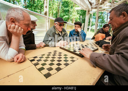 BELARUS, GOMEL - 9. Mai 2014: Aktive Rentner, alte Freunde und Freizeit, senior Männer Spaß haben und spielen Schach bei city Stockfoto