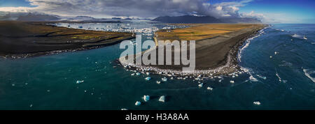 Luftaufnahme von Eisbergen in Jökulsárlón, Breidamerkurjokull, Vatnajökull-Eiskappe, Island. Dieses Bild wird mit einer Drohne geschossen. Stockfoto
