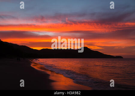 Ein weiterer schöner Sonnenuntergang an der Küste von Guanacaste im Norden westlich von Costa Rica. Stockfoto