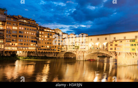 Blick auf die Brücke Ponte Vecchio bei Nacht in Florenz, Italien Stockfoto