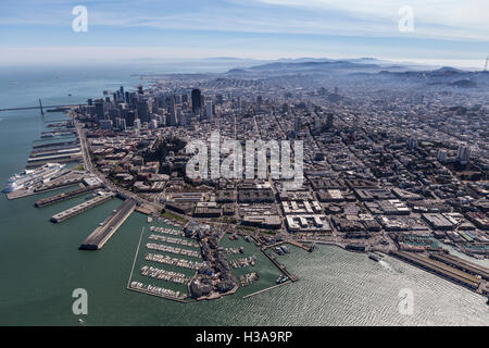 Blick in Richtung Pier 39 und Fishermans Wharf in San Francisco, Kalifornien. Stockfoto