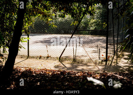 Ein tennishartplatz gebadet in Morgensonne Stockfoto