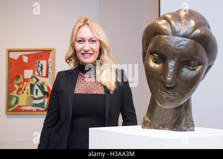 London, UK. 5. Oktober 2016. Pablo Picassos Enkelin Diana Widmaier Picasso stellt mit dem Bronze Kopf einer Frau (Marie-Thérèse), 1931, Grand-Mutter Marie-Thérèse Walter. Eine große Ausstellung von Portraits von Pablo Picasso (1881-1973) in der National Portrait Gallery am 6. Oktober 2016 eröffnet und läuft bis zum 5. Februar 2017. Gesponsert von Goldman Sachs und mitorganisiert von der National Portrait Gallery und das Museu Picasso, Barcelona, enthalten die Ausstellung über 80 Porträts des Künstlers in allen Medien, von bekannten Meisterwerken bis hin zu Werken, die noch nie in England Bef nachweislich Stockfoto