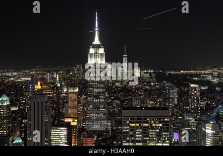 Empire State Building & One World Trade Center angesehen, in der Nacht von der "Top of the World" Aussichtsplattform, Manhattan, New York Stockfoto