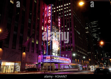 Die Radio City Music Hall in der Nacht, New York City, Vereinigte Staaten von Amerika. Stockfoto