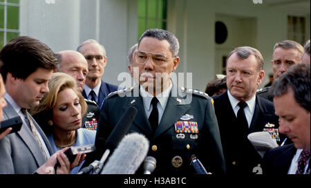 Washington, DC, USA, spricht nach der Teilnahme an einem Treffen mit Präsident William Clinton 1993 Vorsitzender der Joint Chiefs Of Staff General Colin Powell (USA) mit Reportern in der West-Ing-Einfahrt. Andrea Mitchell von NBC ist die Frau neben Powell. Bildnachweis: Mark Reinstein Stockfoto