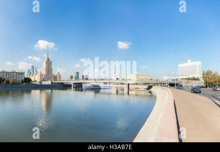 Novoarbatsky Brücke mit Hotel Ukraina und die russischen Weißen Haus Blick vom Smolenskaya Damm Stockfoto