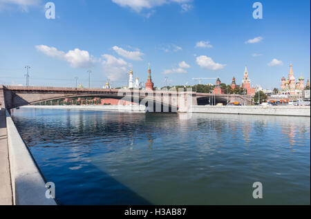 Bolschoi Moskvoretsky Brücke, Kreml und Basilius Kathedrale, Blick vom Raushskaya Damm Stockfoto