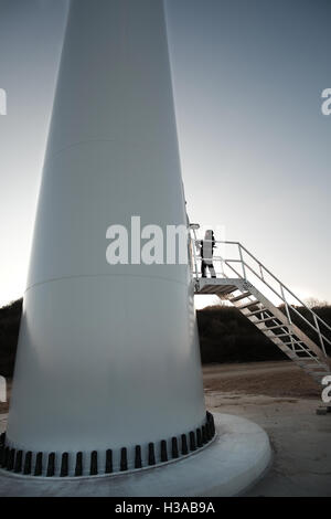 Sound-Künstler Justin Bennett Aufzeichnung Geräusche im und um den Container-Häfen und Windkraftanlagen um Euromax Terminal Stockfoto