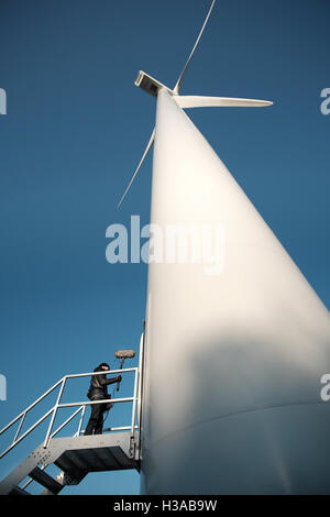 Sound-Künstler Justin Bennett Aufzeichnung Geräusche im und um den Container-Häfen und Windkraftanlagen um Euromax Terminal Stockfoto