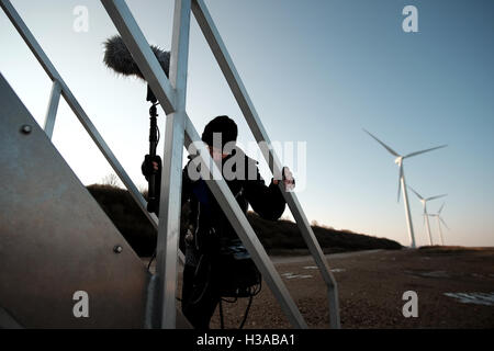 Sound-Künstler Justin Bennett Aufzeichnung Geräusche im und um den Container-Häfen und Windkraftanlagen um Euromax Terminal Stockfoto