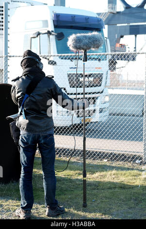 Sound-Künstler Justin Bennett Aufzeichnung Geräusche im und um den Container-Häfen und Windkraftanlagen um Euromax Terminal Stockfoto