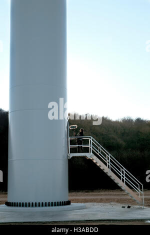 Sound-Künstler Justin Bennett Aufzeichnung Geräusche im und um den Container-Häfen und Windkraftanlagen um Euromax Terminal Stockfoto