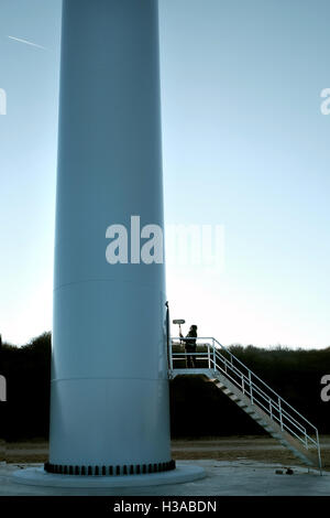 Sound-Künstler Justin Bennett Aufzeichnung Geräusche im und um den Container-Häfen und Windkraftanlagen um Euromax Terminal Stockfoto