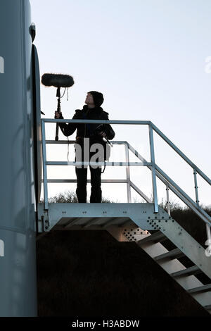 Sound-Künstler Justin Bennett Aufzeichnung Geräusche im und um den Container-Häfen und Windkraftanlagen um Euromax Terminal Stockfoto