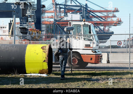 Sound-Künstler Justin Bennett Aufzeichnung Geräusche im und um den Container-Häfen und Windkraftanlagen um Euromax Terminal Stockfoto