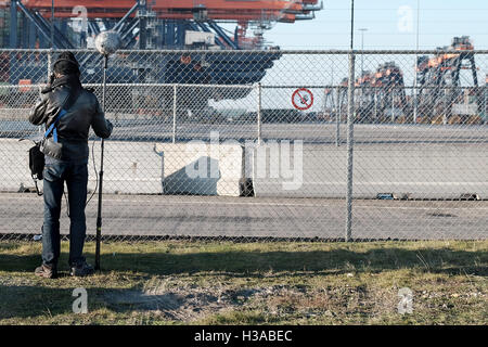 Sound-Künstler Justin Bennett Aufzeichnung Geräusche im und um den Container-Häfen und Windkraftanlagen um Euromax Terminal Stockfoto