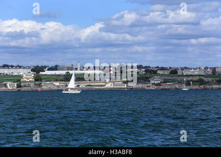 Segelyacht Segeln vorbei an Smeatons Tower, Plymouth Hacke, Devon Stockfoto