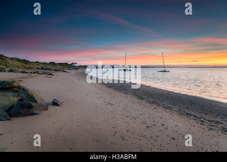 Einen atemberaubenden Sonnenaufgang auf einem weißen Ferienhaus am Strand zu Crow Zeitpunkt Braunton in der Nähe von Barnstaple Devon Stockfoto