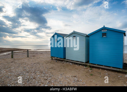 Strandhütten bei Charmouth auf der Küste von Dorset Stockfoto