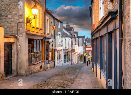 Olde Worlde gepflasterten Straßen und malerischen Gebäude in Catherine Hill in Frome, Somerset Stockfoto