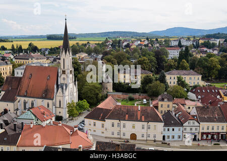 Melk ist eine Stadt an der Donau, westlich von Wien, Österreich, bekannt für das 11. Jahrhundert Melk Abbey, ein riesiges Kloster gebaut hoch Stockfoto