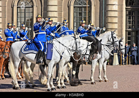 Das Pferd montierte schwedischen königlichen Band erklingt in das königliche Schloss (Kungliga Slottet), Gamla Stan, Stockholm, Schweden. Stockfoto